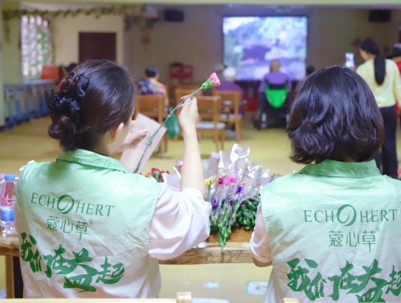  蔻心草爱心走访养老院，致敬伟大母亲节日快乐